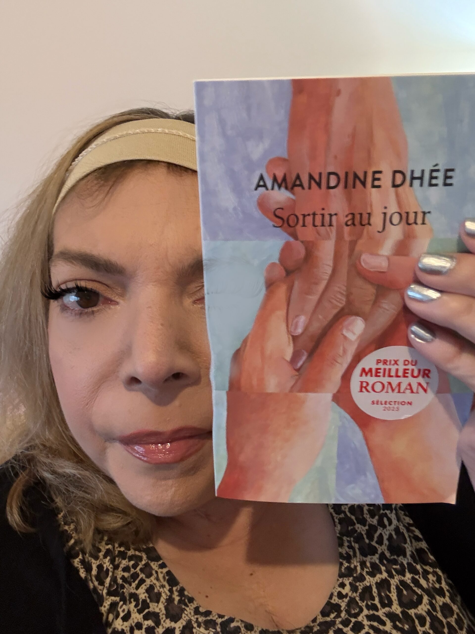 Sortir au jour de Amandine Dhée, Éditions Points : Une Ode aux Liens Inaltérables.