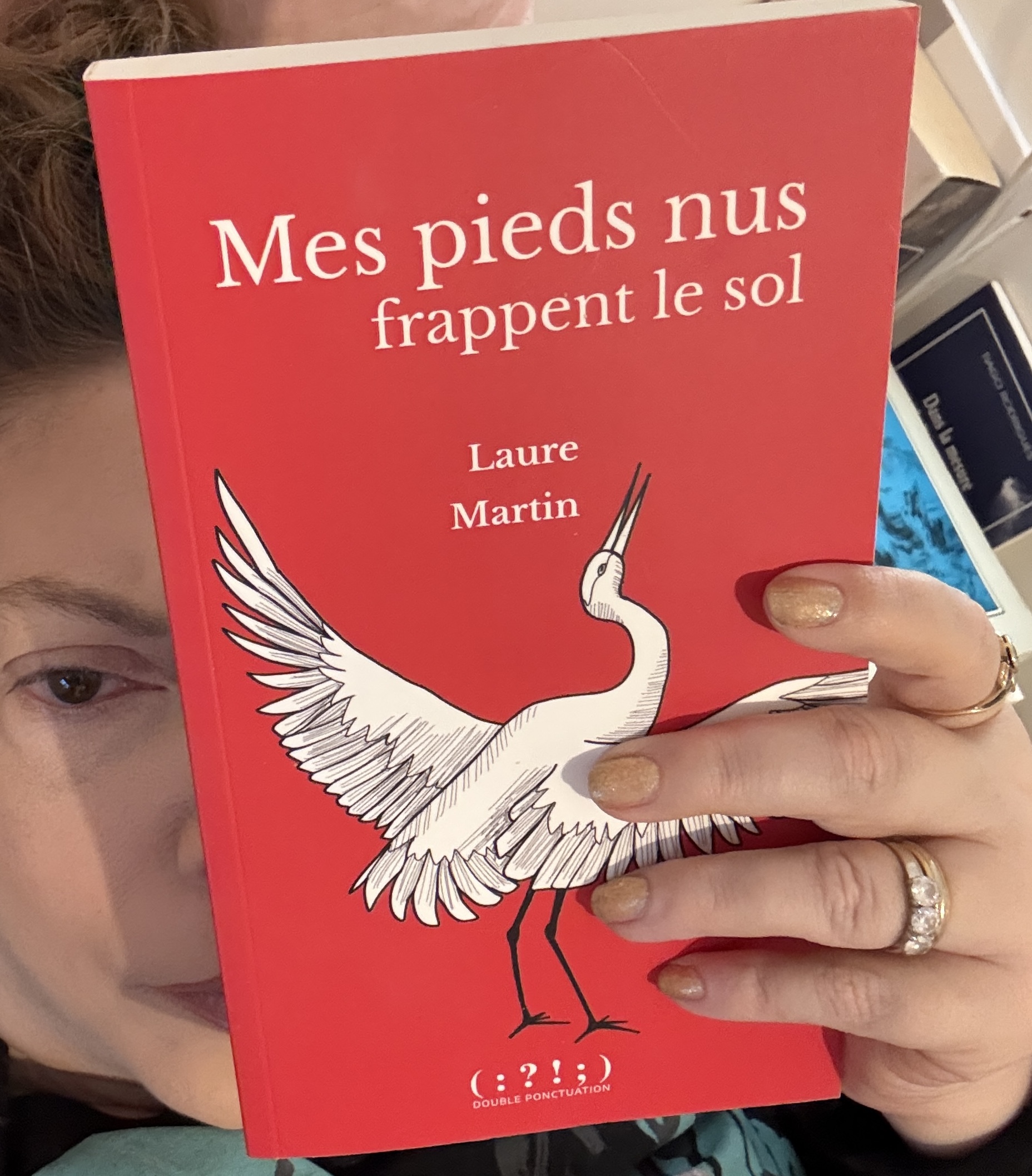  « Mes pieds nus frappent le sol » par Laure Martin – Éditions Double Ponctuation : Un cri de liberté